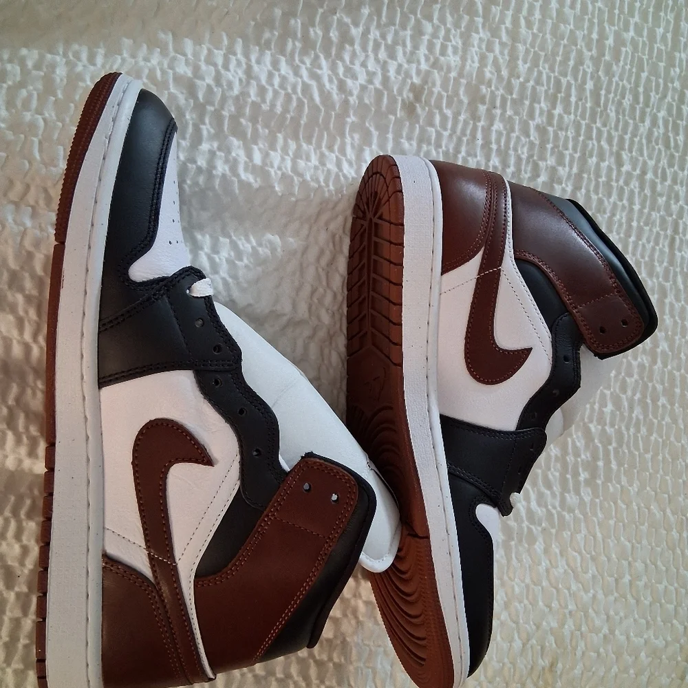 Air Jordan 1 Mid SE 'Dark Pony' HF3216-102 Size 11 Brand New